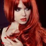 Cómo se ve la mujer del color del cabello rojo