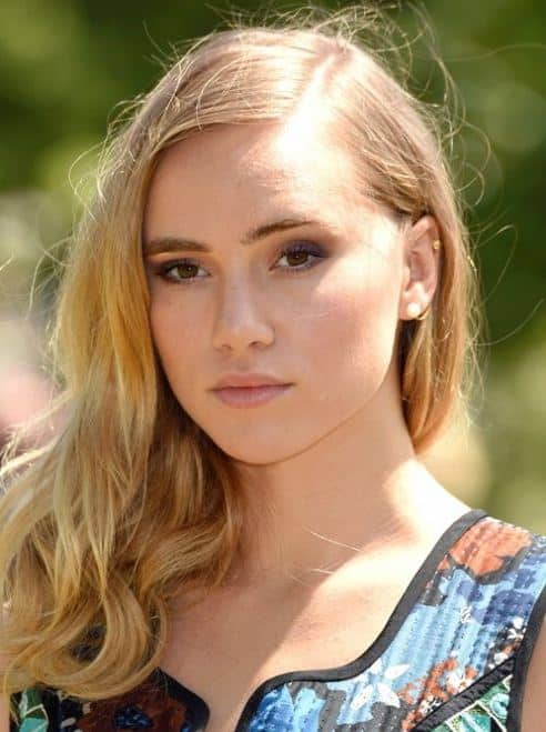 Suki Waterhouse Yana Doğru Saç Modeli