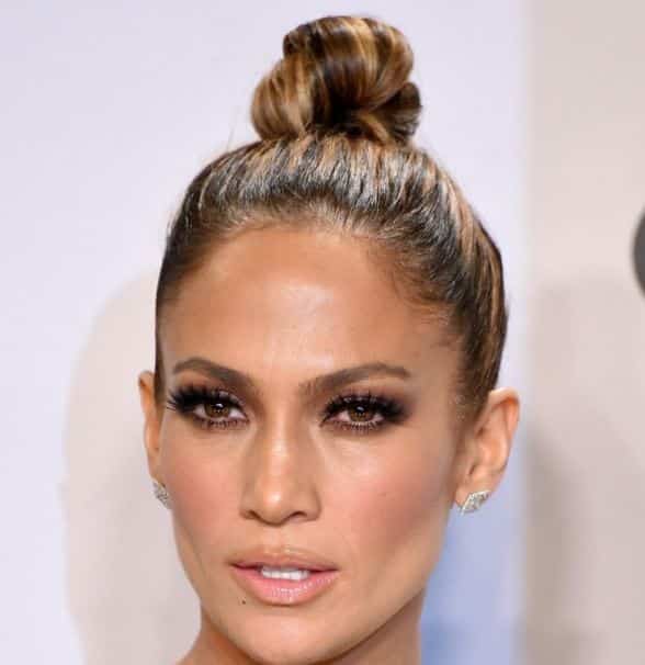 Jennifer Lopez Tepede Sıkı Topuz Saç Modeli