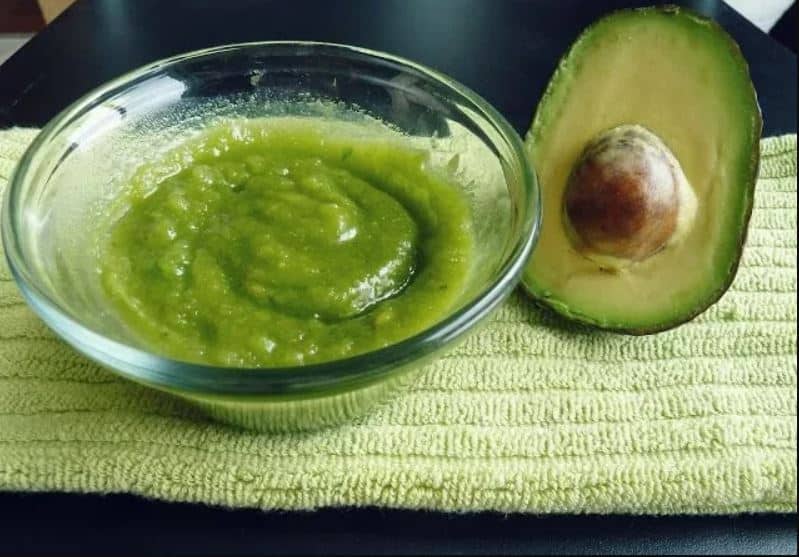 Máscara para el cuidado del cabello hecha con aguacate