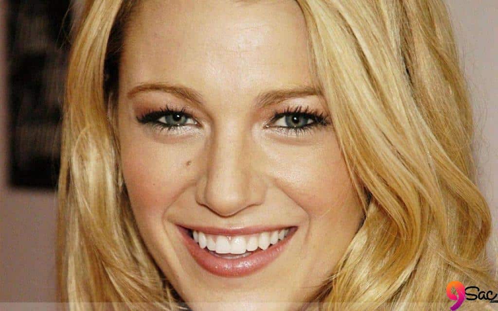 blake lively honey blonde hairstyle